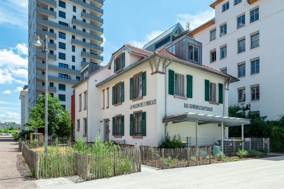 Property building, Neighbourhood
