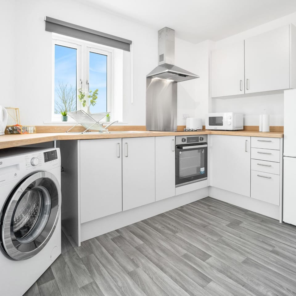 Kitchen or kitchenette, oven, stove, toaster, washing machine