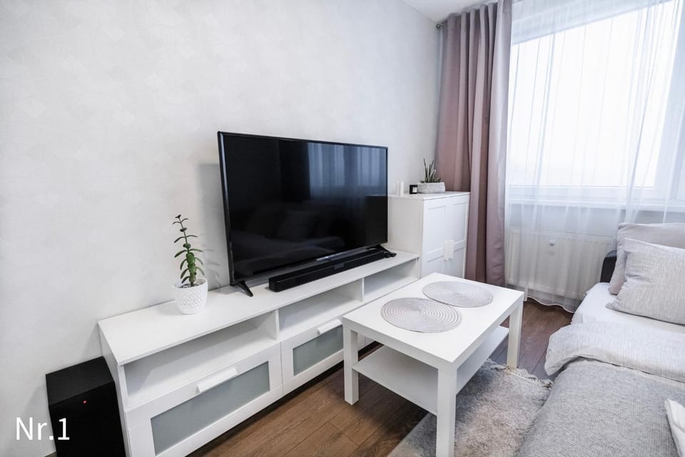 TV and multimedia, Living room, Evening entertainment