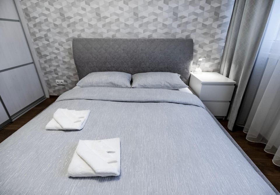 Bed, Bedroom, towels