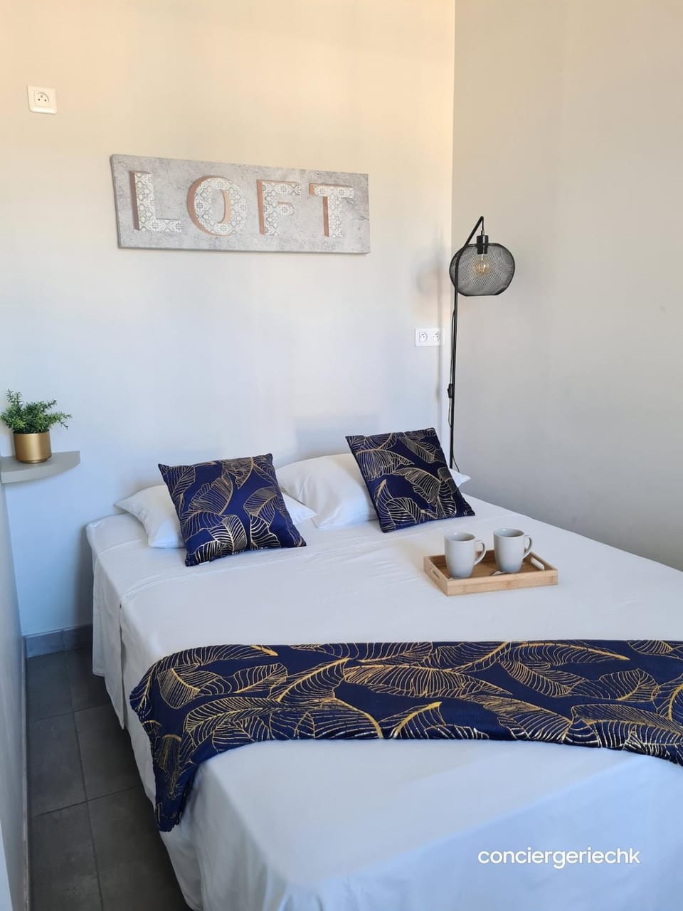 Photo of the whole room, Bedroom