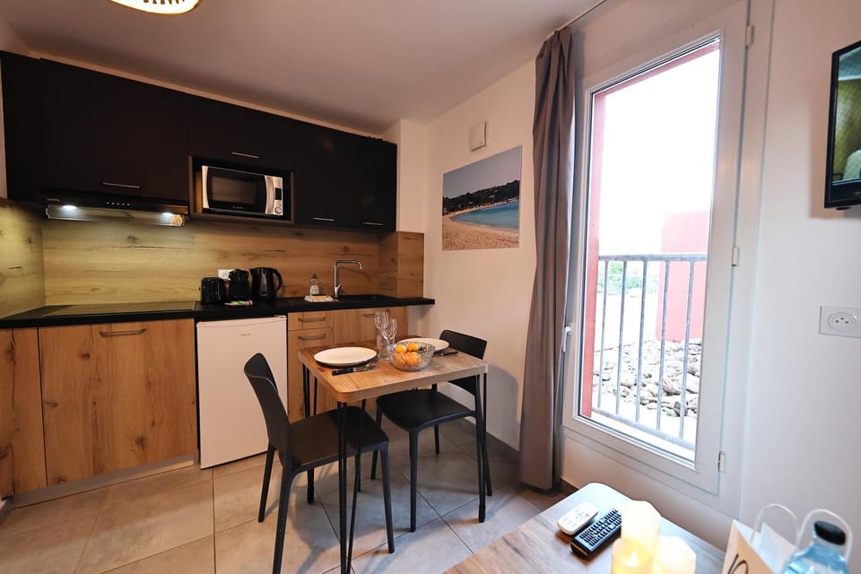 Coffee/tea facilities, Kitchen or kitchenette, Living room, Dining area, stove, toaster