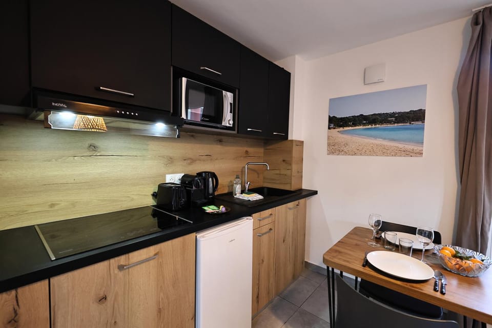 Coffee/tea facilities, Kitchen or kitchenette, Dining area, stove, toaster