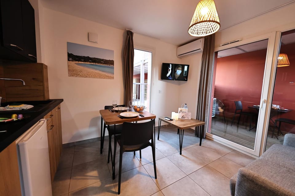 Communal lounge/ TV room, TV and multimedia, Kitchen or kitchenette, Living room, Dining area, air conditioner