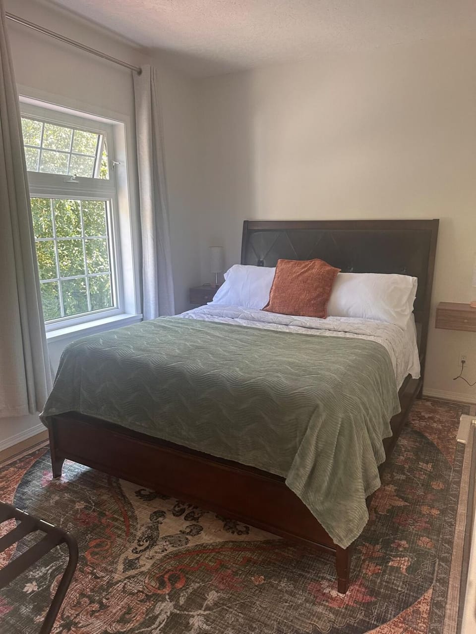 Lake Trail Guesthouse House in Langford