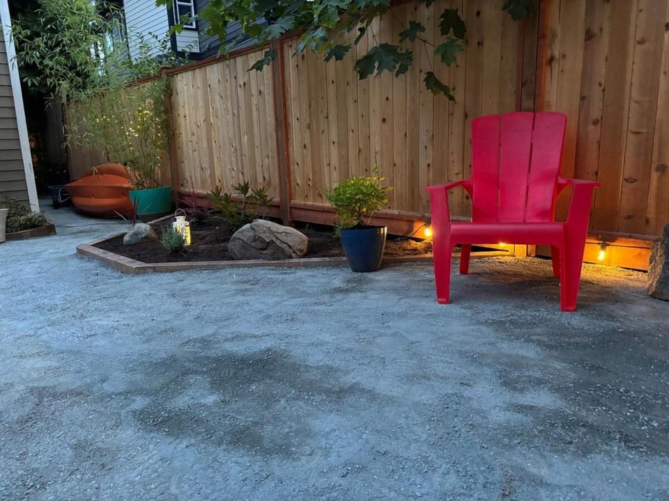 Lake Trail Guesthouse House in Langford