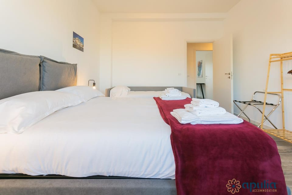 Bed, Bedroom, towels