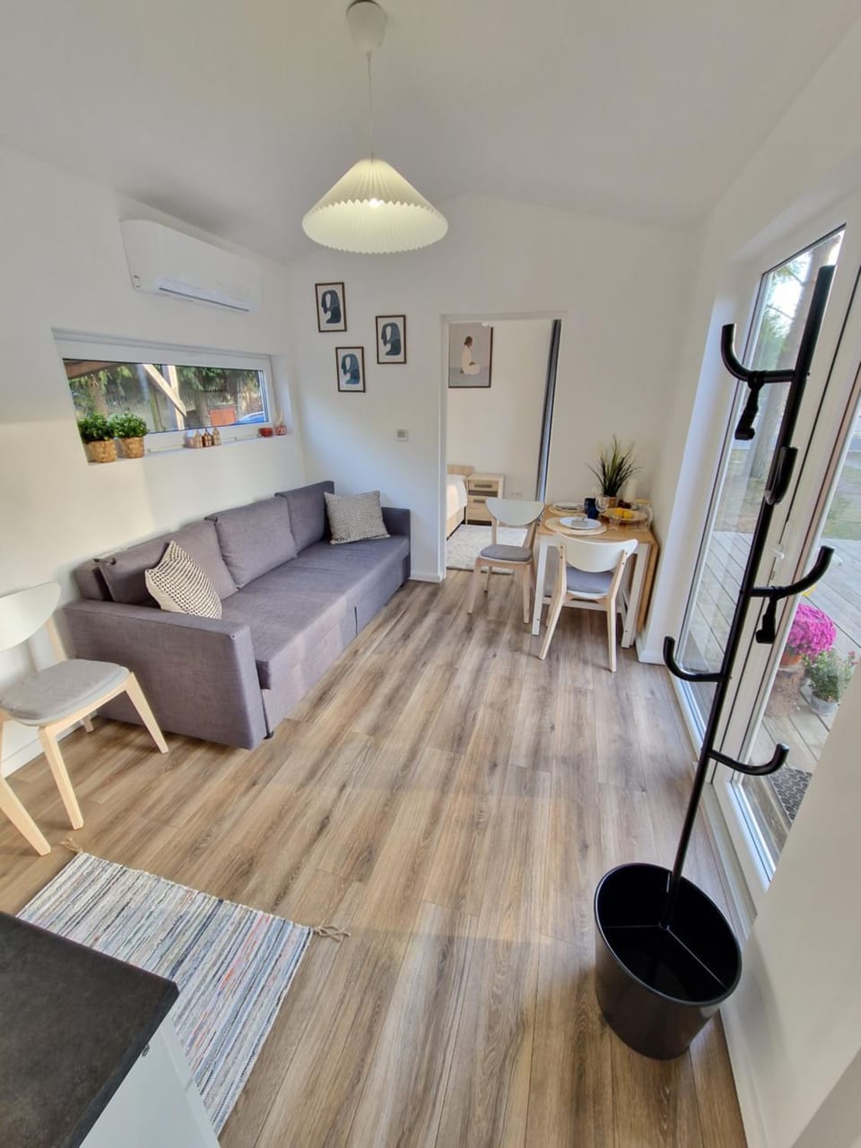 TV and multimedia, Living room, Seating area, Dining area, air conditioner