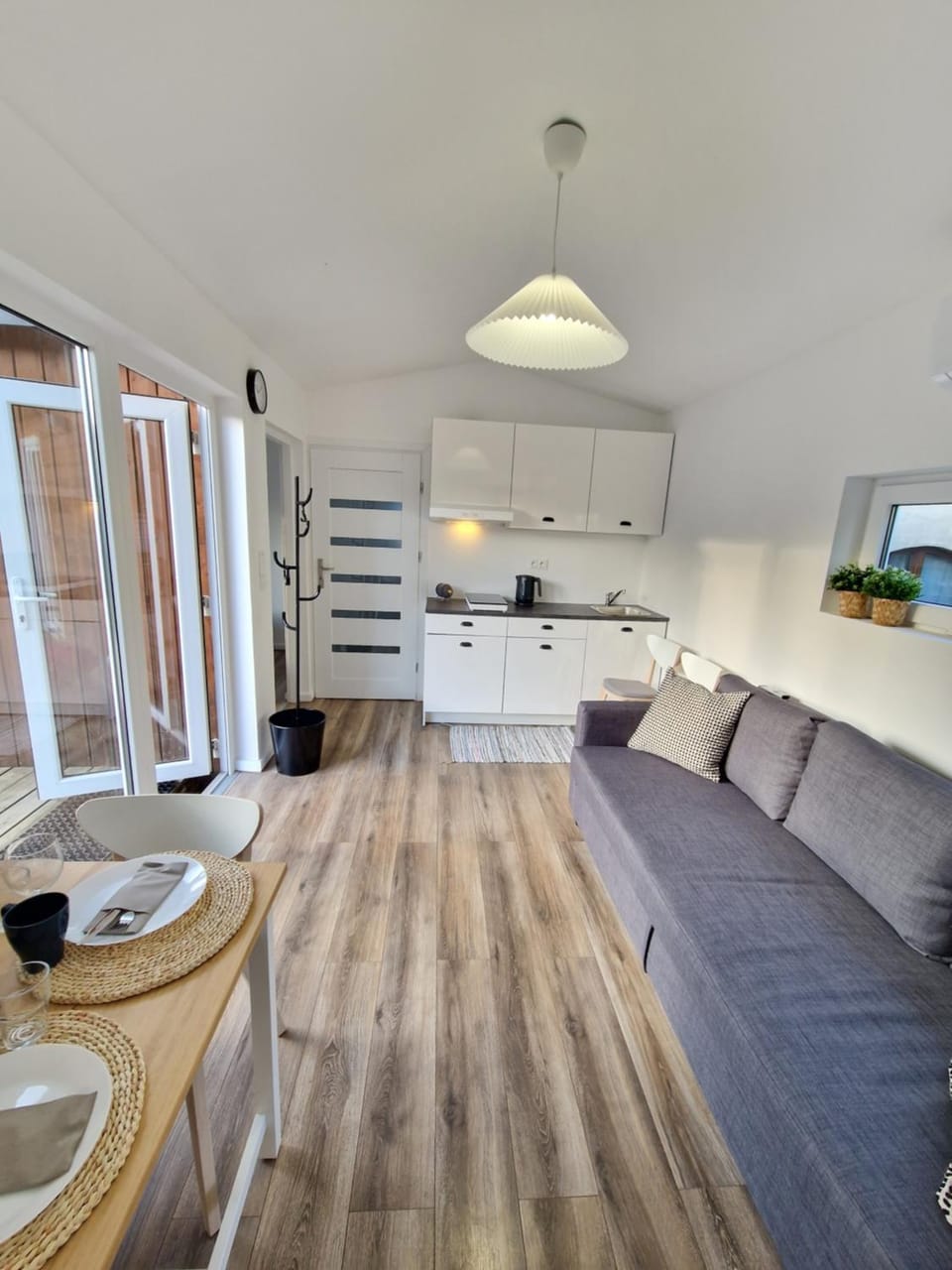 Kitchen or kitchenette, Living room, Seating area, Dining area
