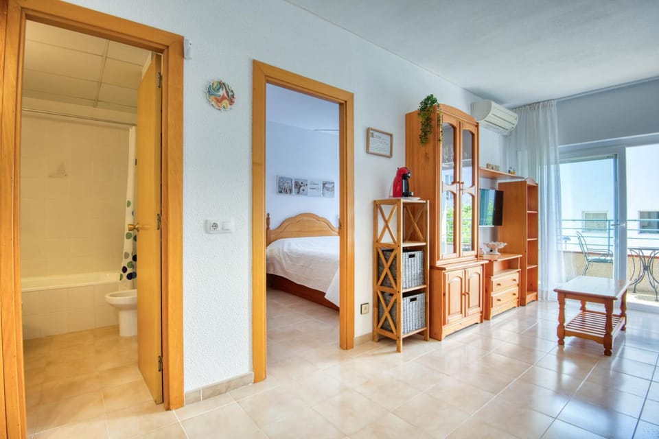 Bed, TV and multimedia, Photo of the whole room, Bedroom, wardrobe