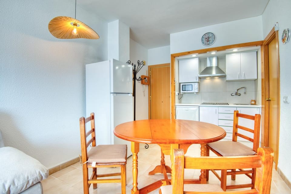 Kitchen or kitchenette, Dining area, stove