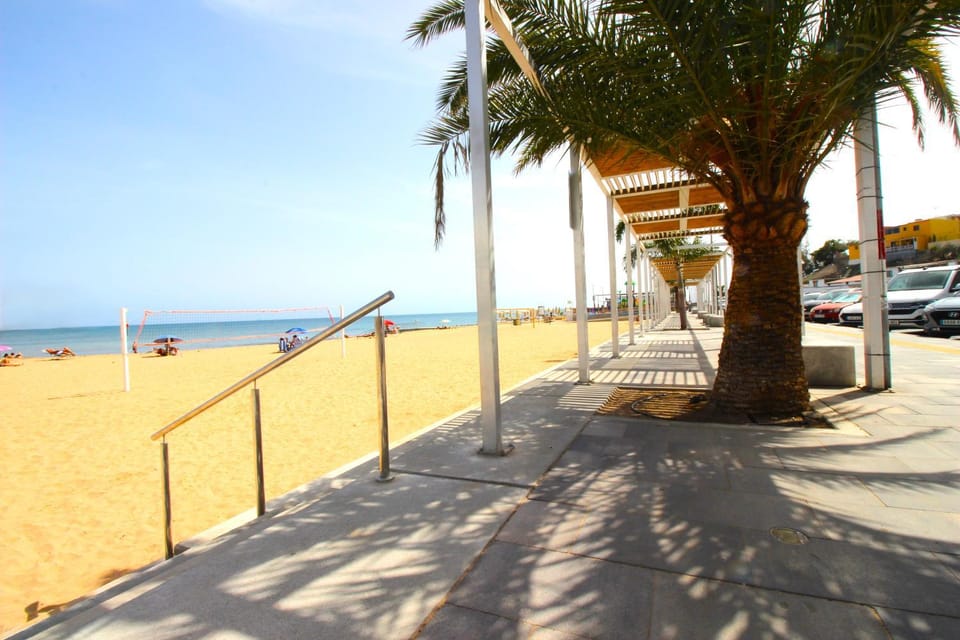 Restaurant/places to eat, Neighbourhood, Natural landscape, Children play ground, Beach, Swimming pool, Sports