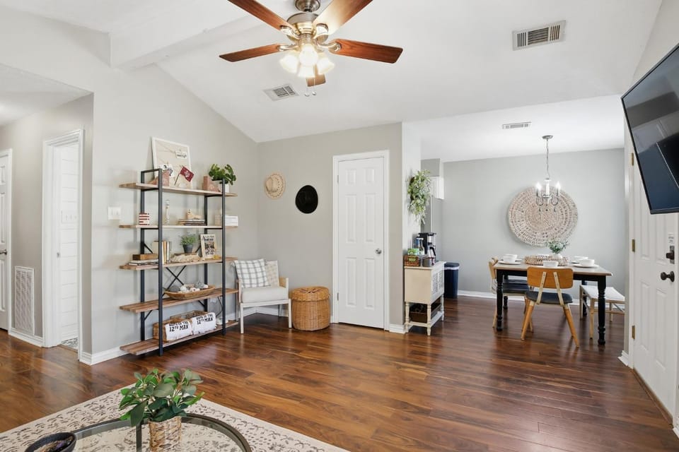 Howdy Hang Out - Cozy, Cute and Comfortable House! home House in College Station