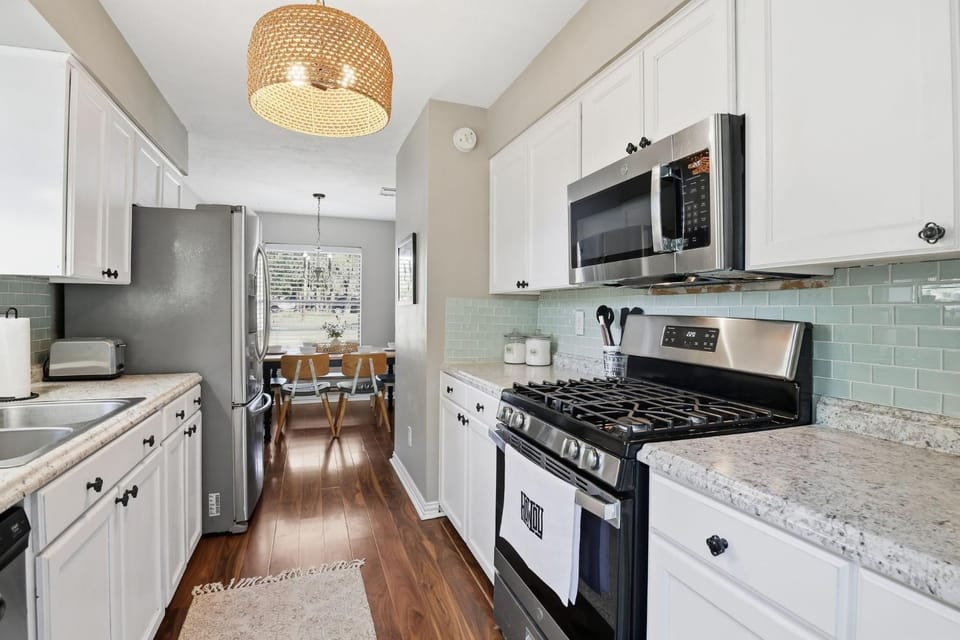 Howdy Hang Out - Cozy, Cute and Comfortable House! home House in College Station