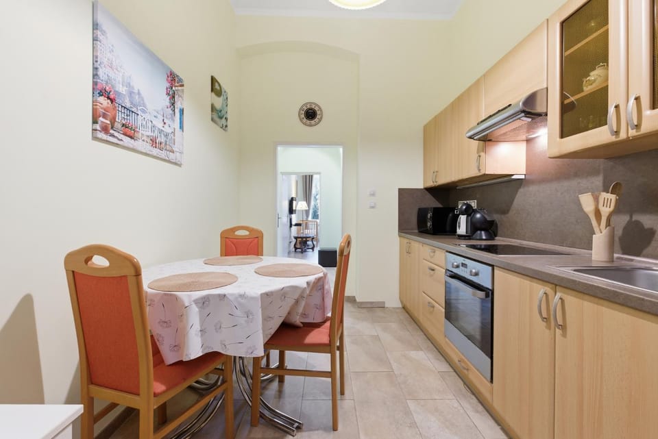 Kitchen or kitchenette, Dining area, oven, stove