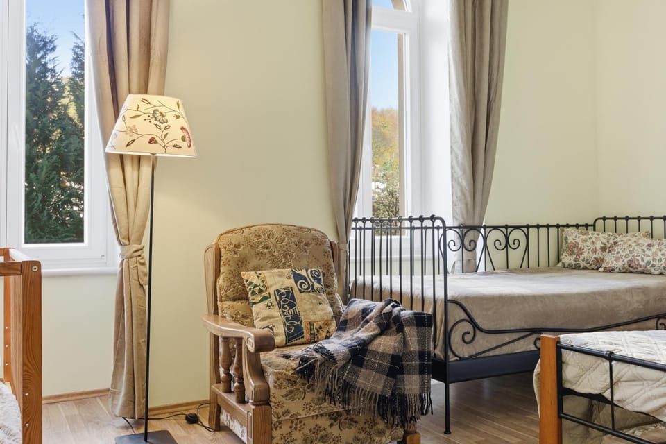 Bed, Living room, Seating area, Bedroom