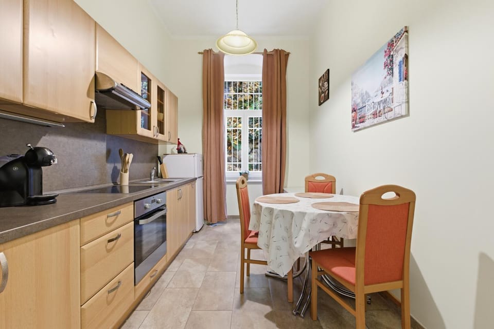 Coffee/tea facilities, Kitchen or kitchenette, Dining area, oven