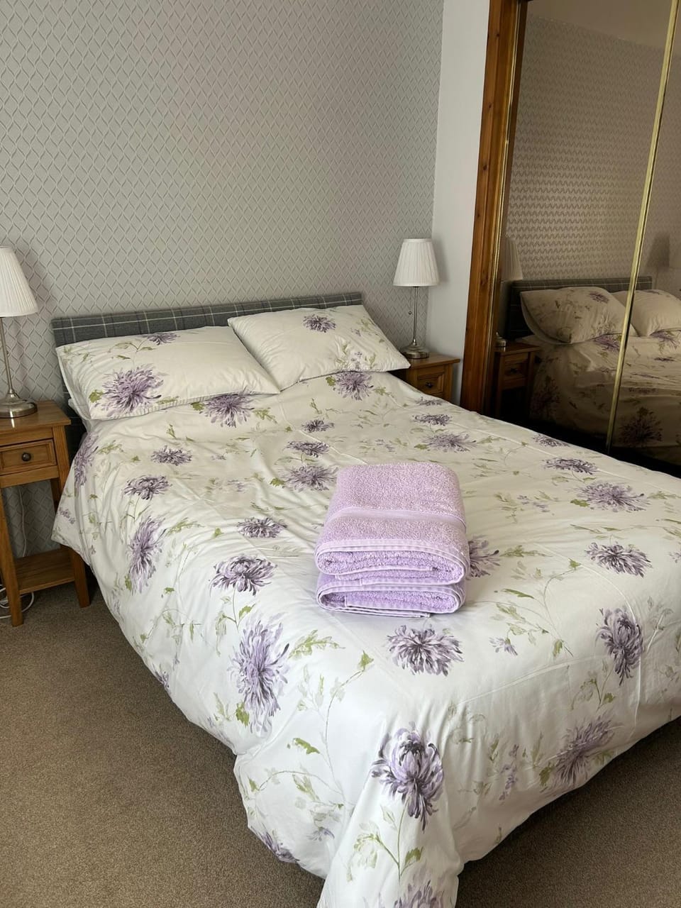 Bed, Photo of the whole room, Bedroom, towels