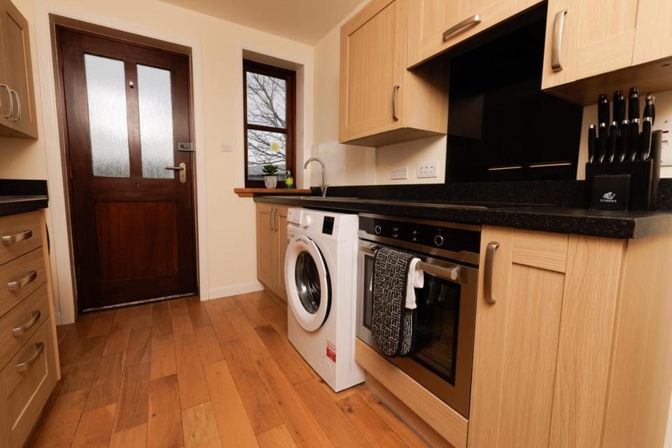 Kitchen or kitchenette, stove, washing machine