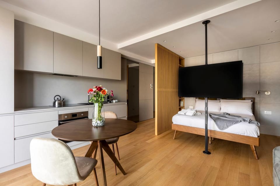 Bed, TV and multimedia, Kitchen or kitchenette, Photo of the whole room, Dining area
