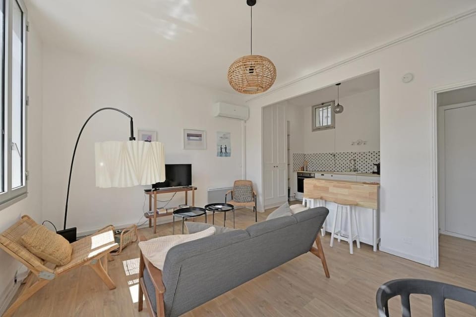 Kitchen or kitchenette, Living room, Seating area