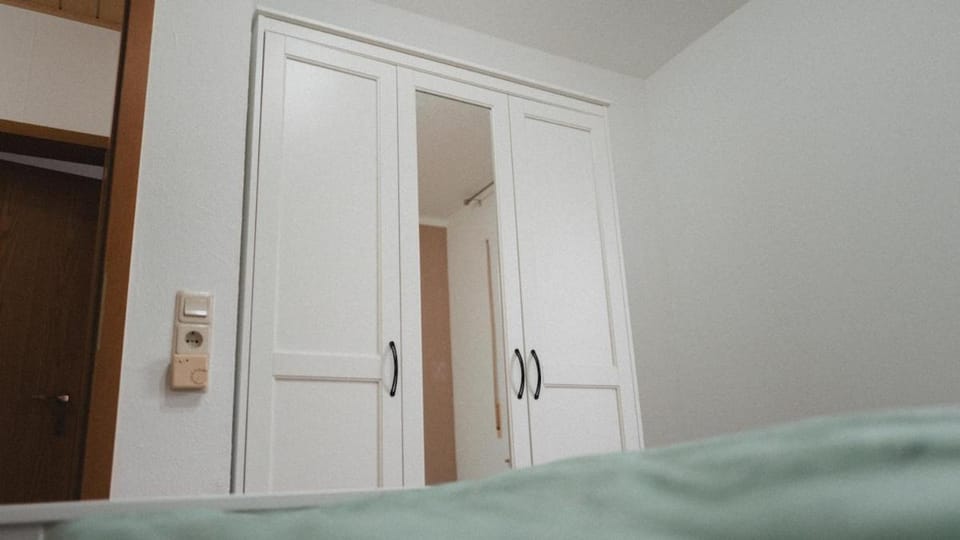 Photo of the whole room, Bedroom, wardrobe