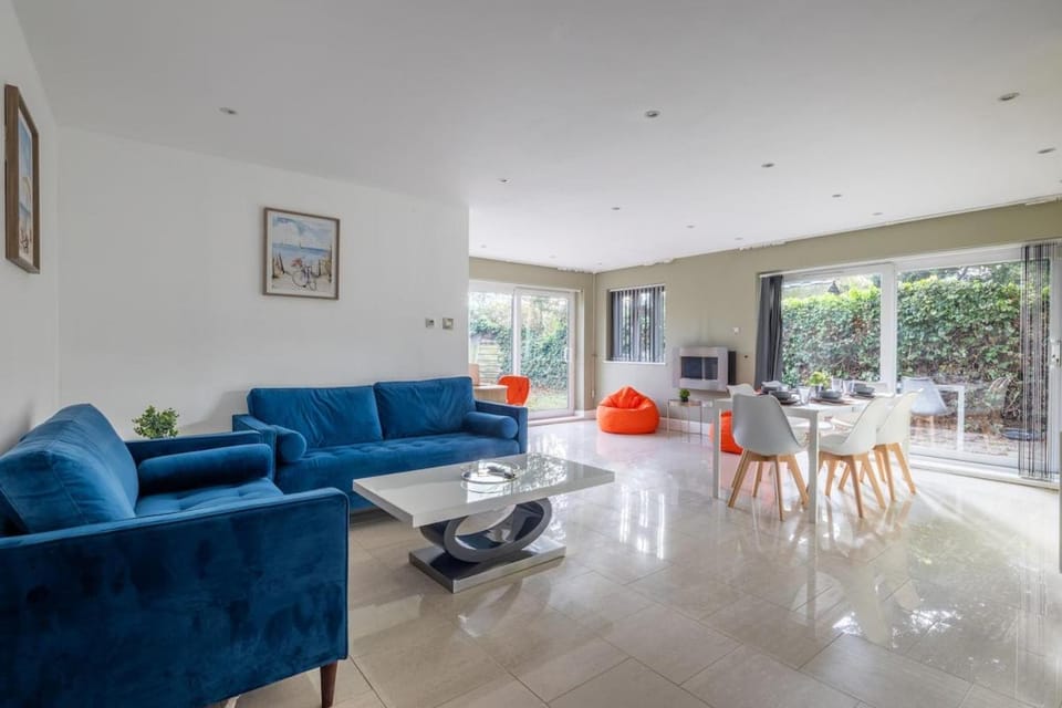 Communal lounge/ TV room, TV and multimedia, Living room, Seating area