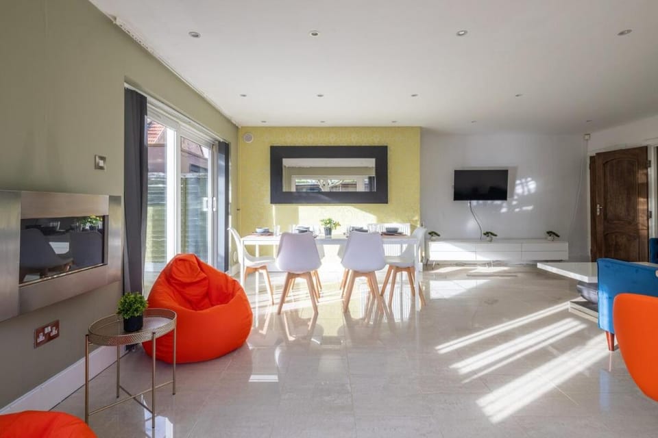 Living room, Seating area, Dining area