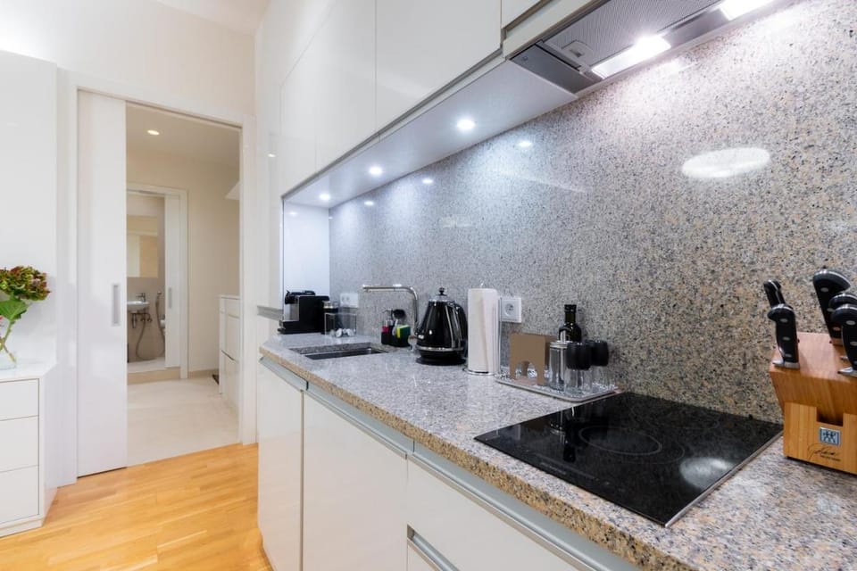Coffee/tea facilities, Kitchen or kitchenette, stove, toaster