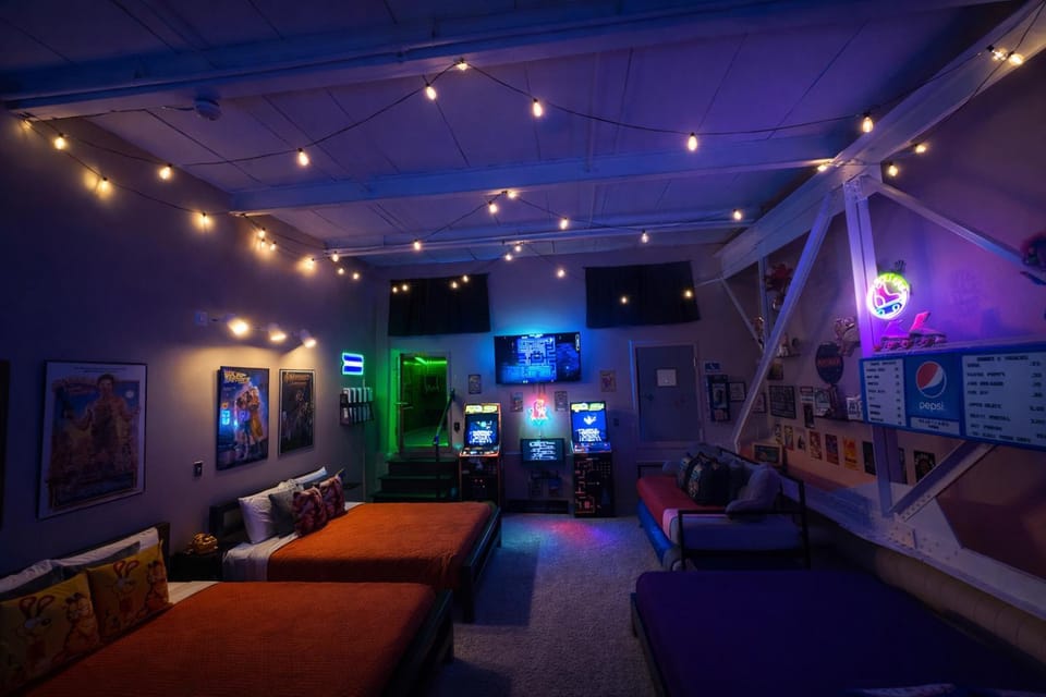 Radical 80's Getaway! A Blast From The Past! House in Sandusky