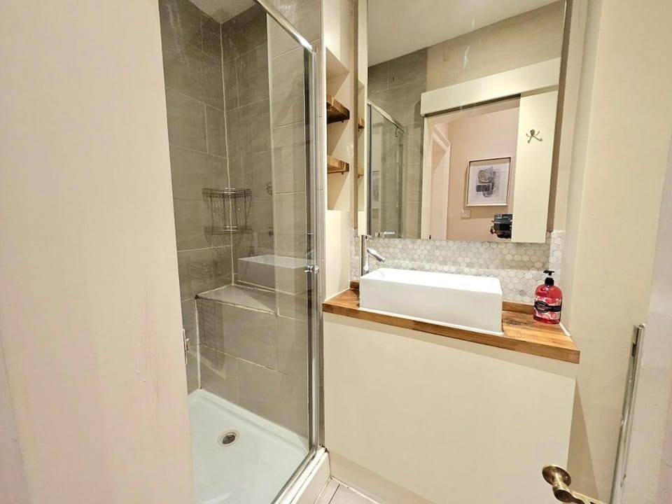 2 Bedroom Apt, 4 Beds, 3 TV near Fountain Park Apartment in Edinburgh