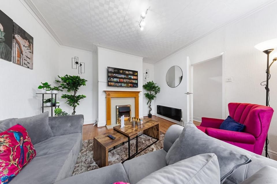 Communal lounge/ TV room, TV and multimedia, Living room, Seating area, Evening entertainment