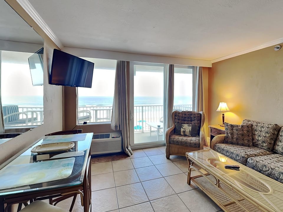 TV and multimedia, Balcony/Terrace, Living room, Seating area, Dining area, Sea view, furniture