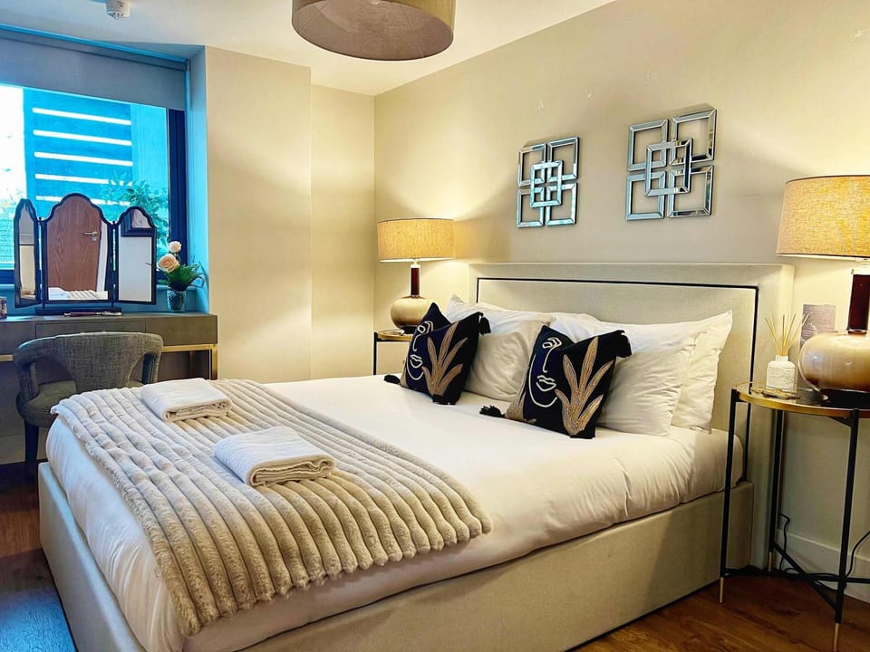 Bed, Bedroom, towels