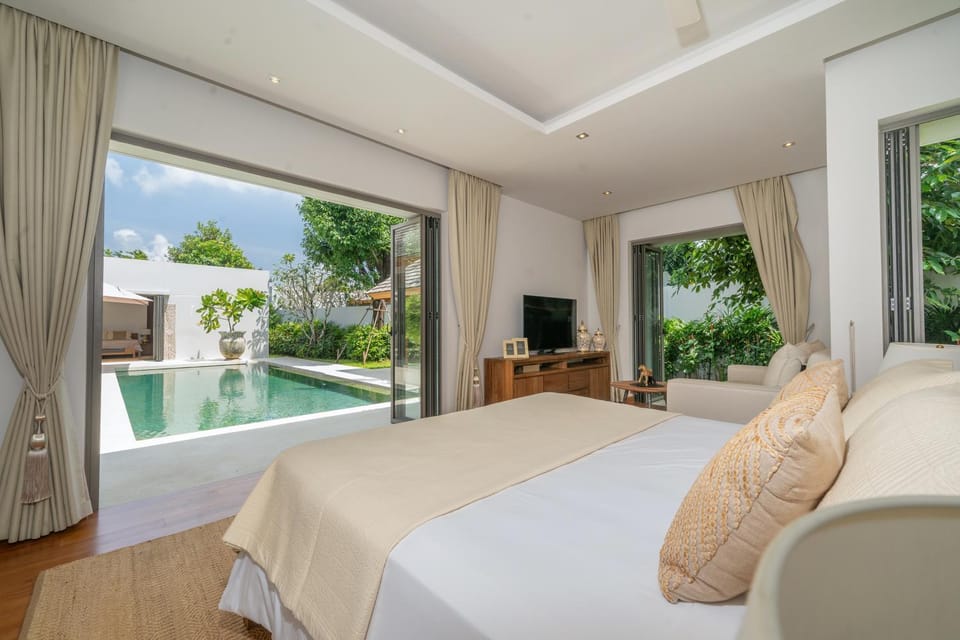 Bed, TV and multimedia, Photo of the whole room, Bedroom, Pool view, Swimming pool