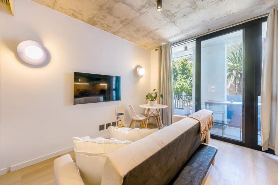 Charming Apartment Steps From Sea Point Beach Apartment in Sea Point