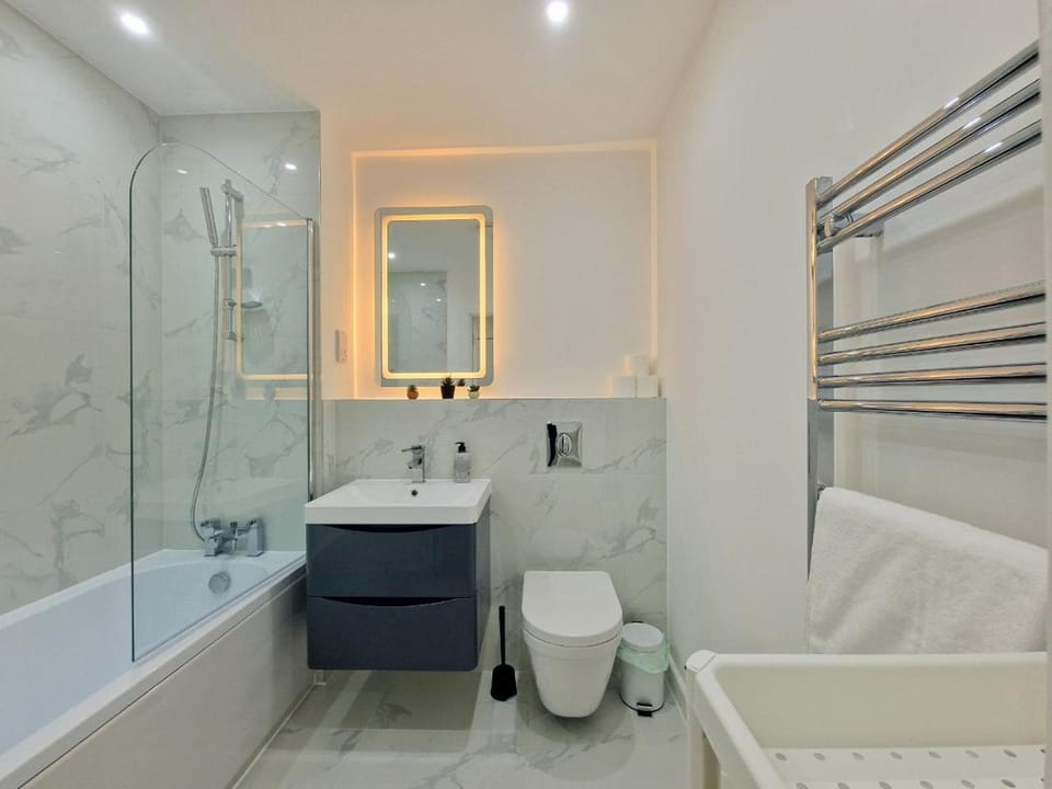 Nova Nest Modern 2BR Apartment, Romford London RM33 Apartment in London