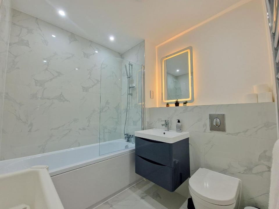 Nova Nest Modern 2BR Apartment, Romford London RM33 Apartment in London
