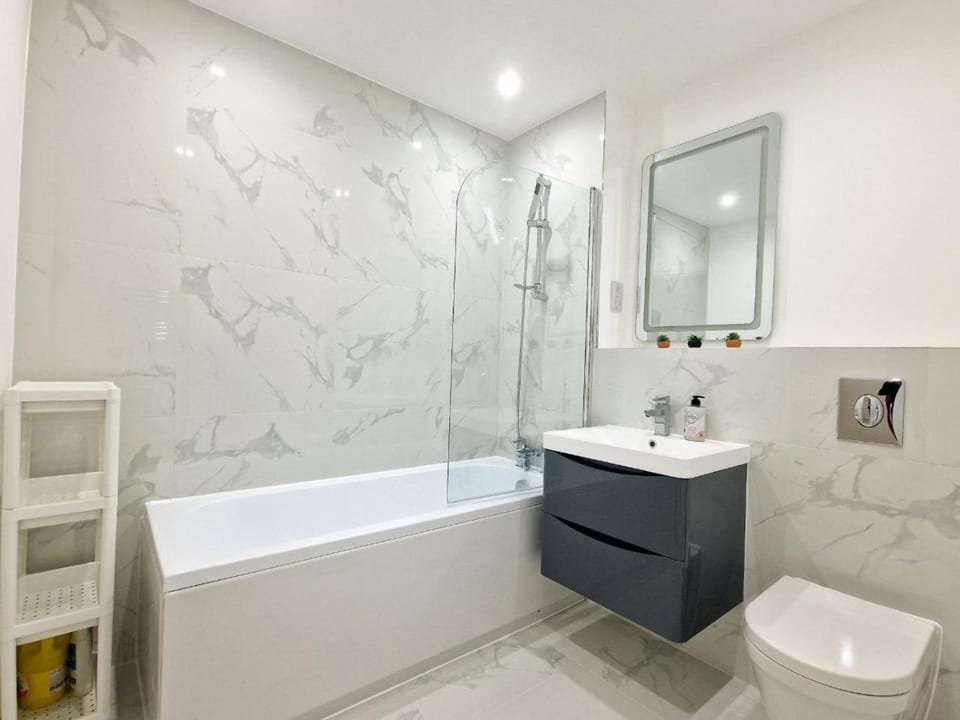Nova Nest Modern 2BR Apartment, Romford London RM33 Apartment in London