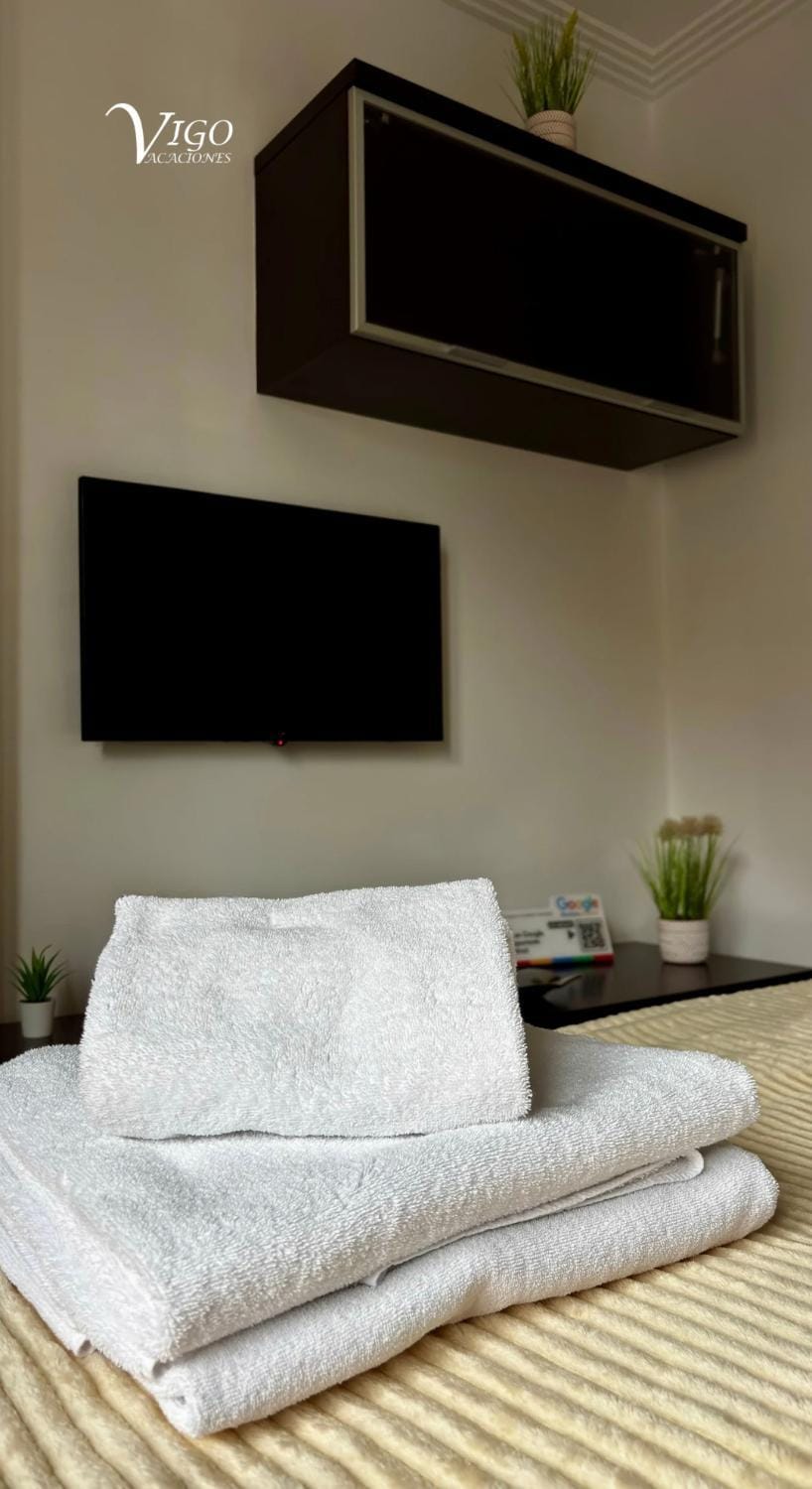 Bed, TV and multimedia, Bedroom, towels