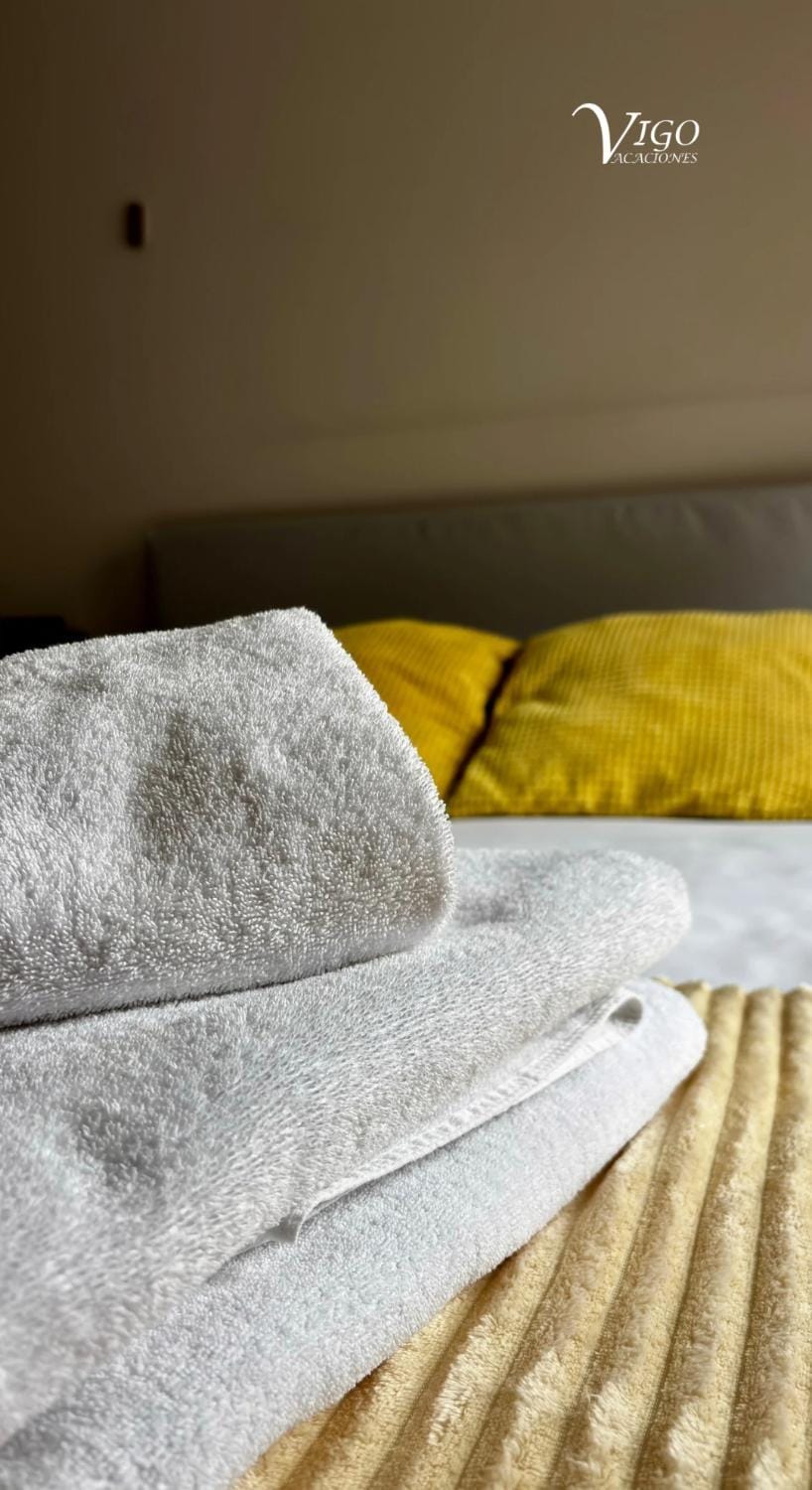 Bed, Bedroom, towels