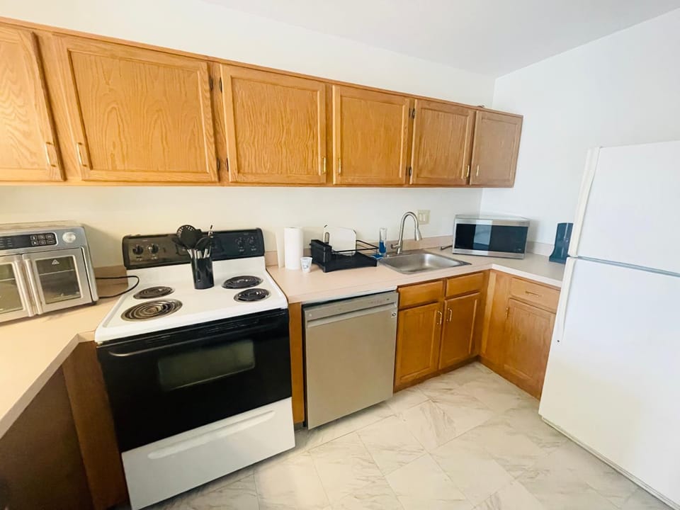 Comfortable 2BR2BA Great Monthly Rates Apartment in Cheltenham Township