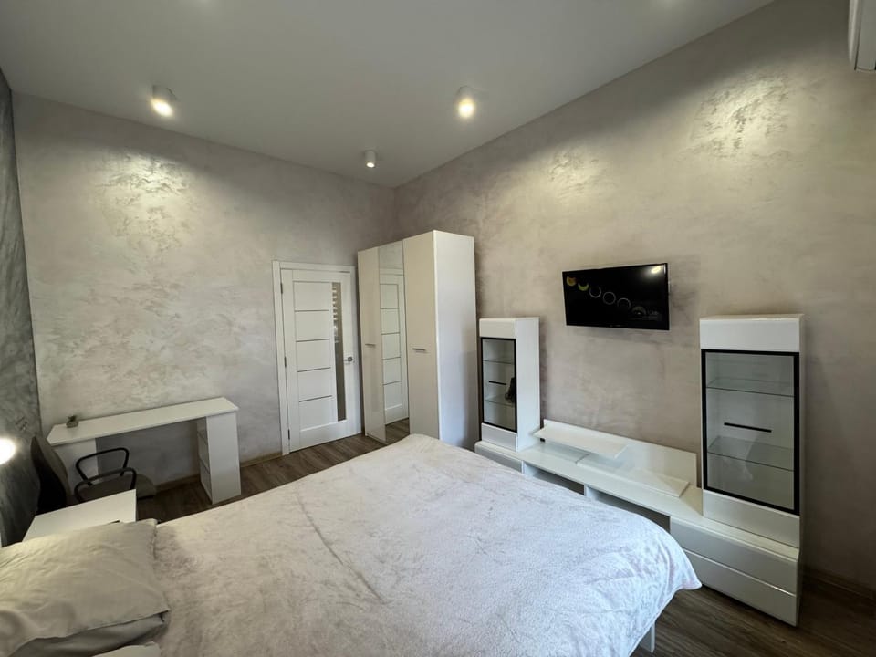 Bed, TV and multimedia, Photo of the whole room, Bedroom, wardrobe