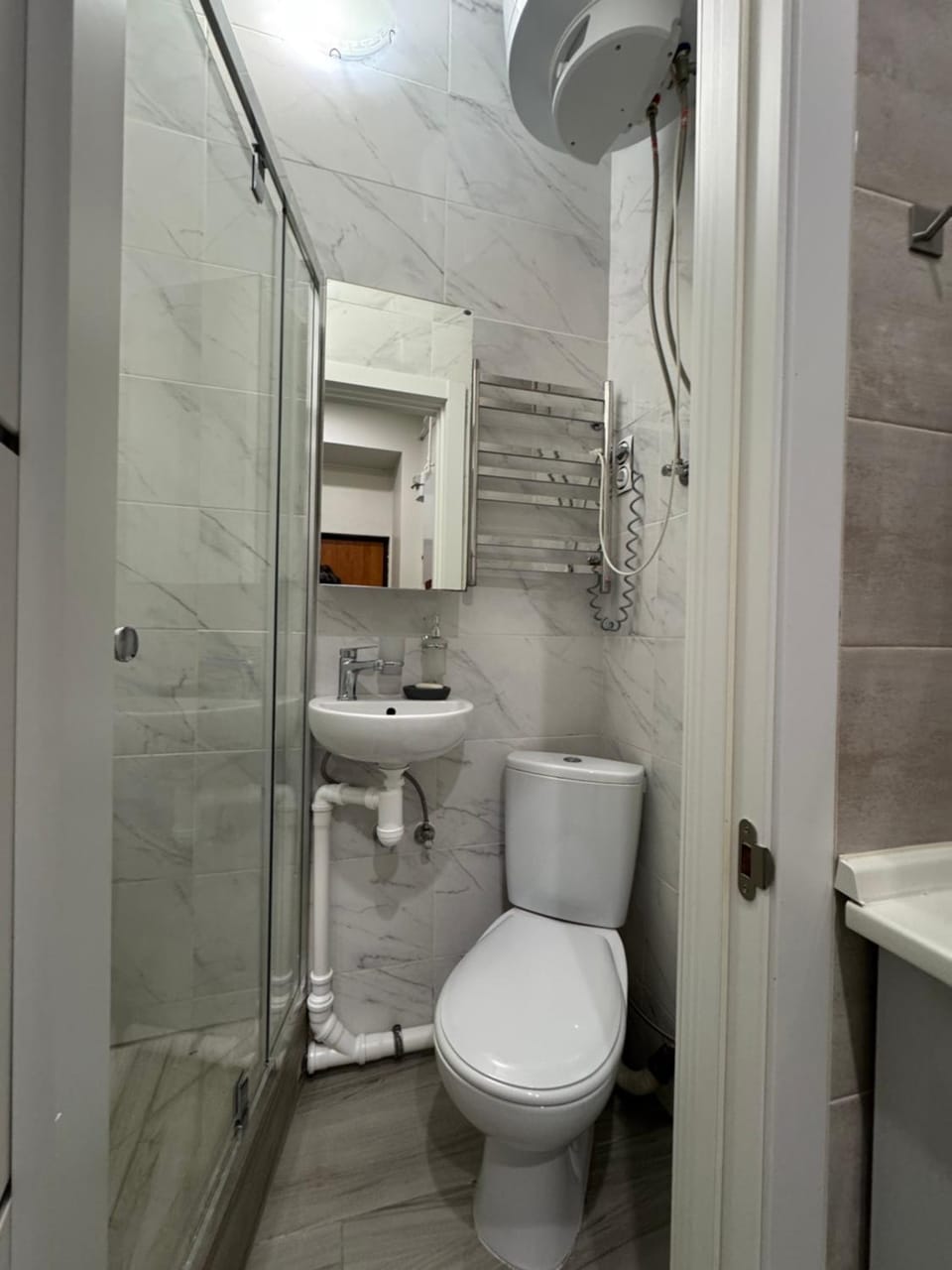 Shower, Toilet