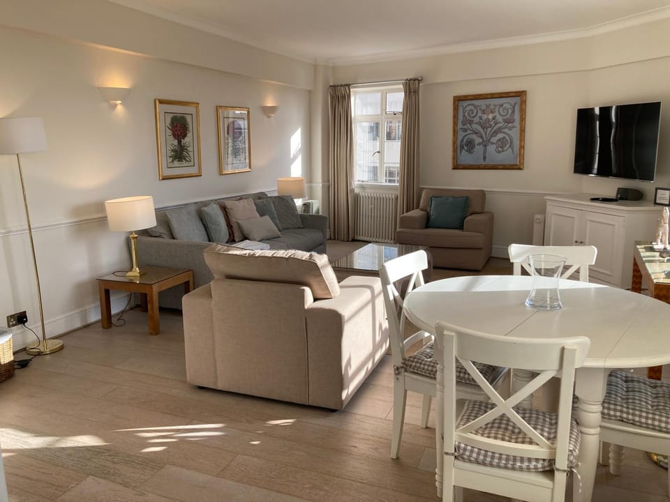 NELL GWYNN HOUSE - Luxurious and Opulent Extra Large One Bedroom Apartment Apartment in City of Westminster
