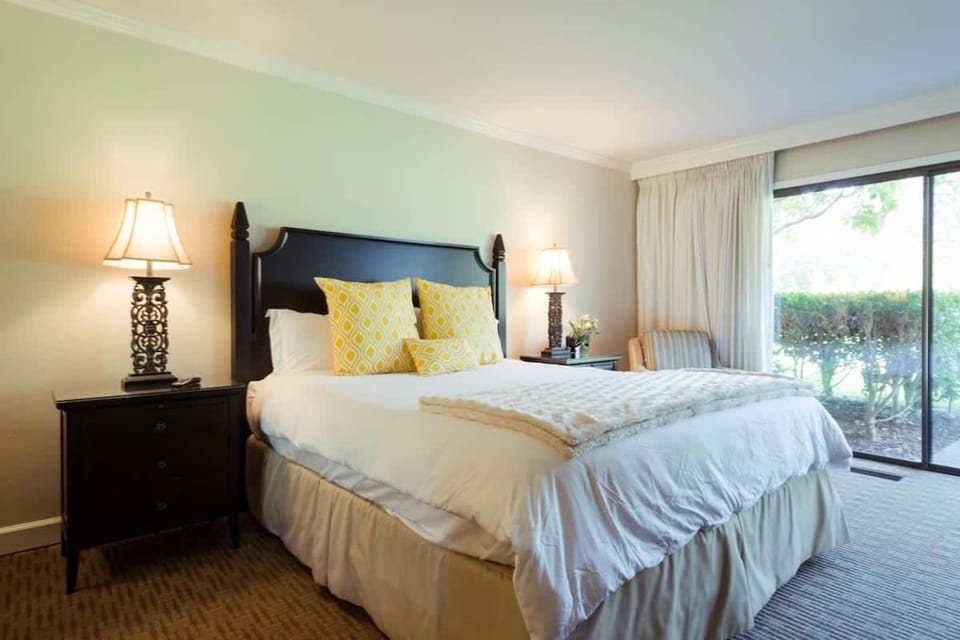 Luxury Napa Getaway Golf Views King Bed House in Napa Valley