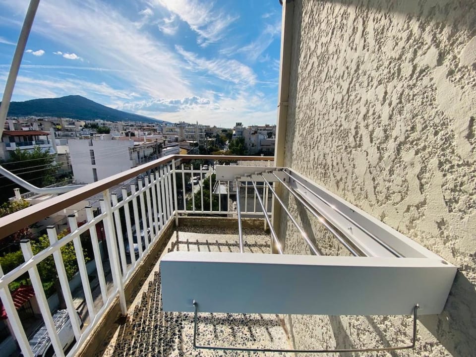 Wonderful Garden #1, 120 sqm with a large terrace, 3 bedrooms, comfortable, quiet, and upscale neighborhood, close to the subway, free parking, 15 minutes direct to Athens Airport Apartment in Chalandri