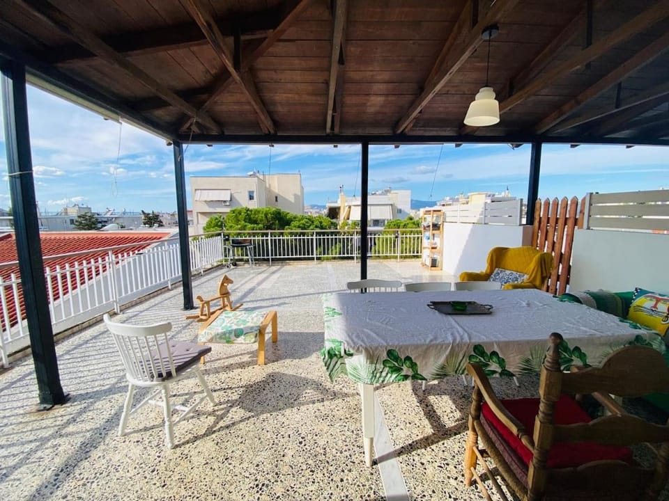 Wonderful Garden #1, 120 sqm with a large terrace, 3 bedrooms, comfortable, quiet, and upscale neighborhood, close to the subway, free parking, 15 minutes direct to Athens Airport Apartment in Chalandri