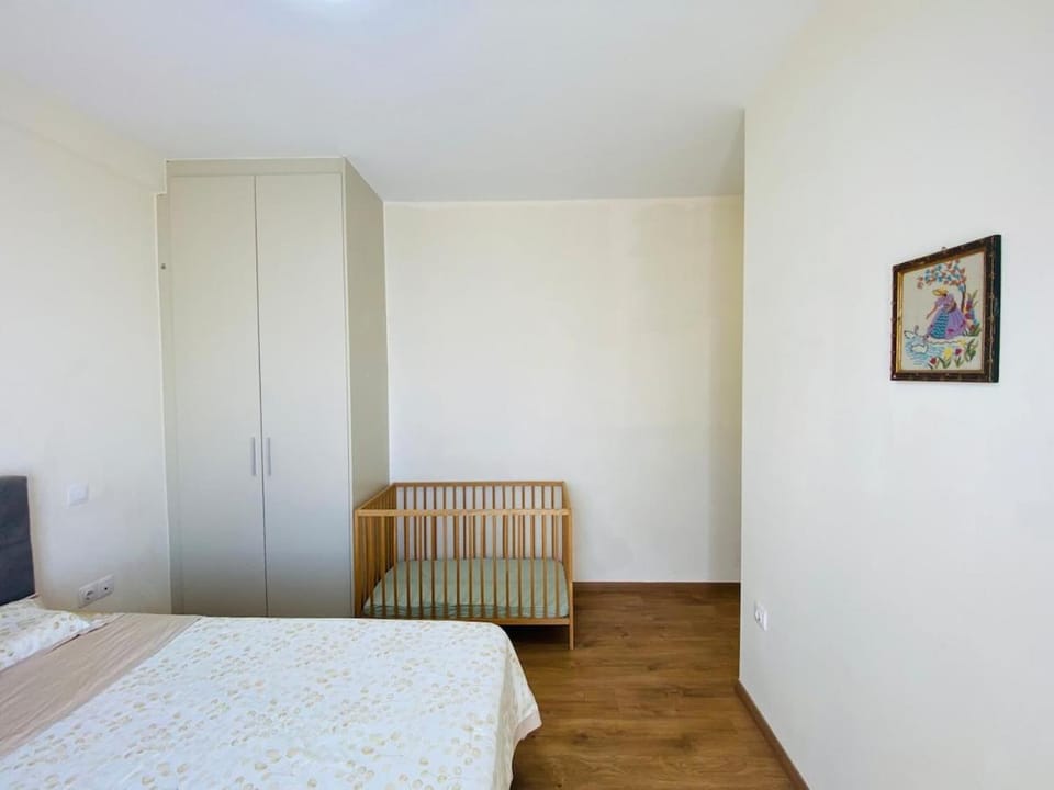 Wonderful Garden #1, 120 sqm with a large terrace, 3 bedrooms, comfortable, quiet, and upscale neighborhood, close to the subway, free parking, 15 minutes direct to Athens Airport Apartment in Chalandri