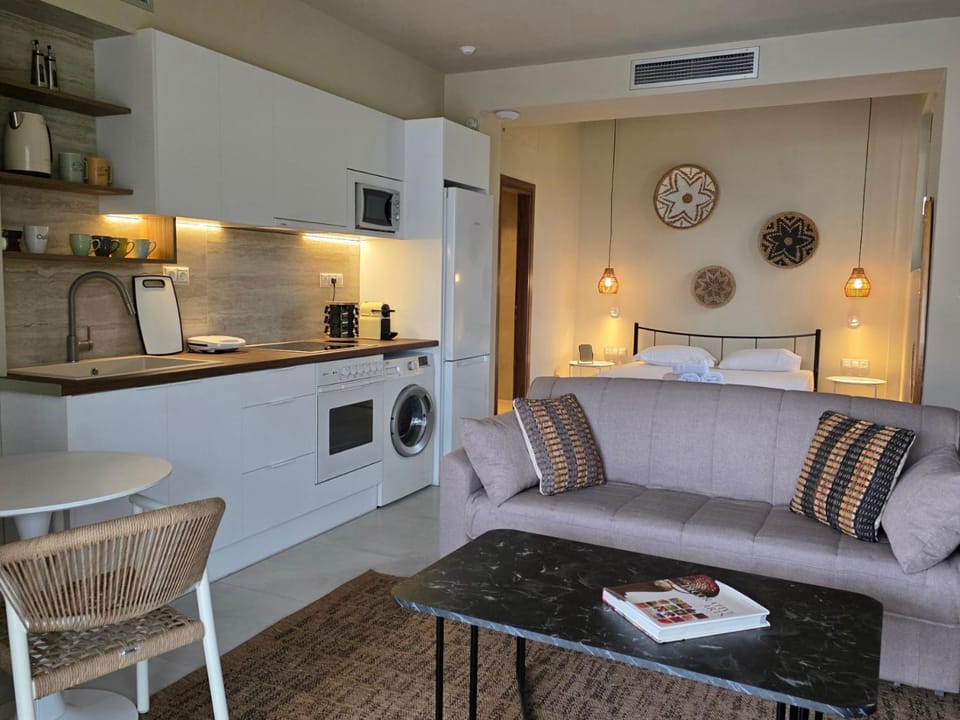 Coffee/tea facilities, Kitchen or kitchenette, Living room, Seating area, Dining area, oven, stove
